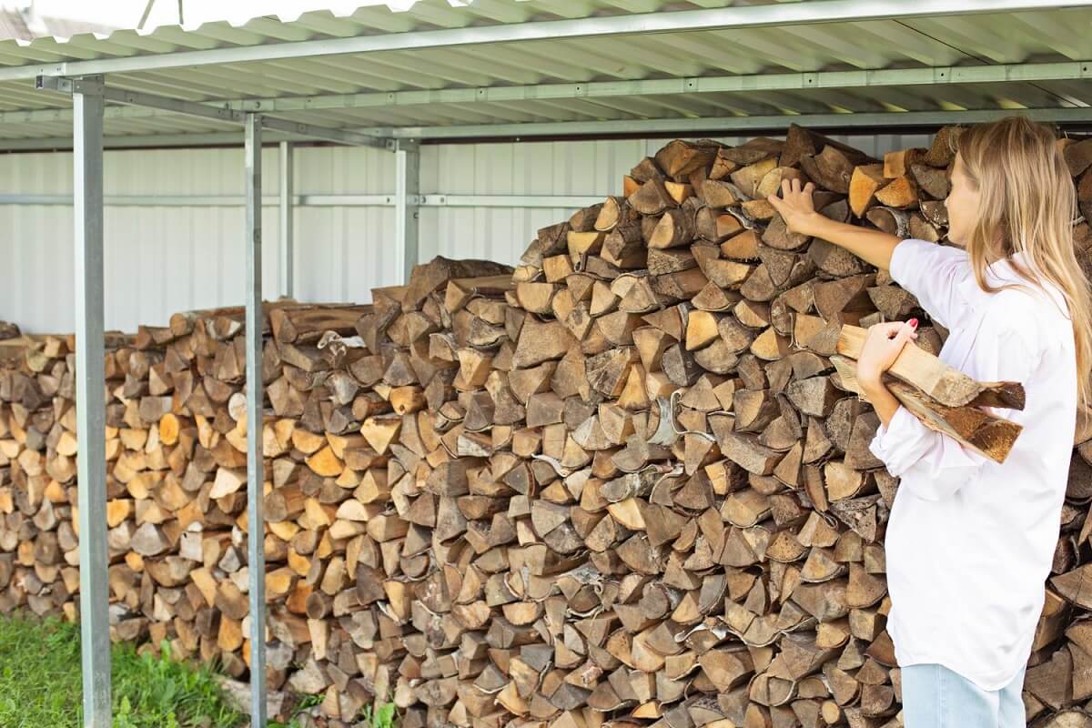 Ukládání dřeva pod přístřešek